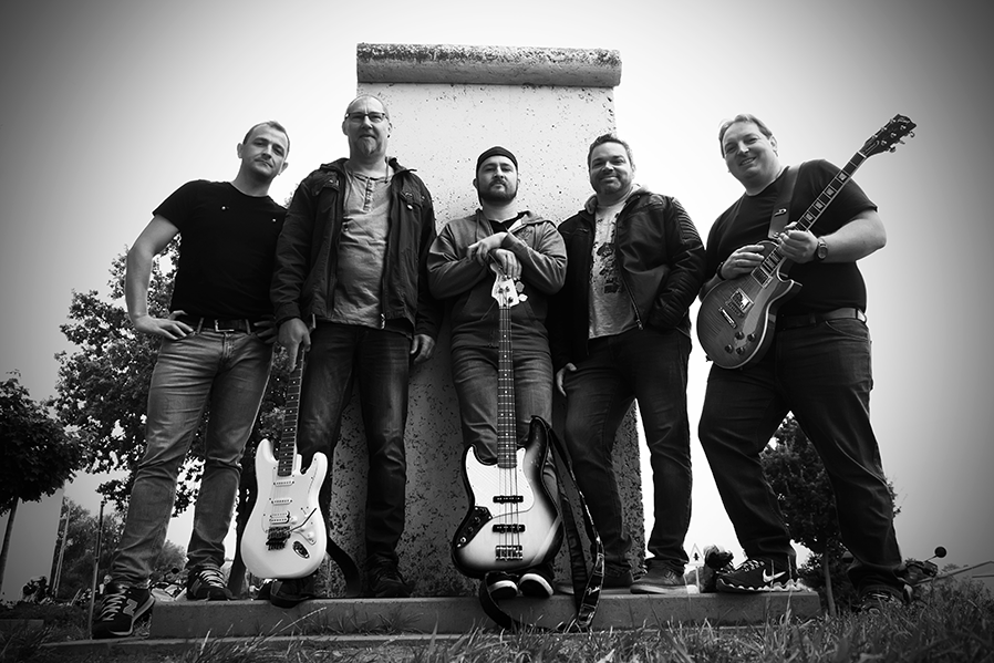 Band auf einer rot beleuchteten Rockbühne